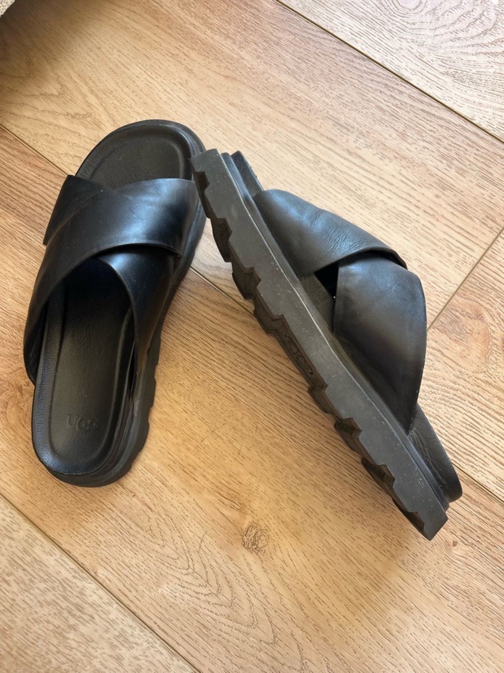UGG Size 9 Black Crisscross Leather Slide - Picture 5 of 7